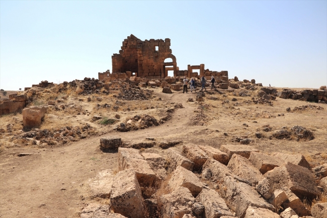 Zerzevan Kalesi'nde bin 700 yıllık kaya mezarlığı ve gizli geçit bulundu